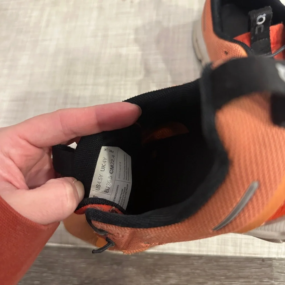 On cloud running shoes - Picture 6 of 7